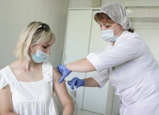 Эксперт рассказала, почему нельзя мочить место прививки от коронавируса