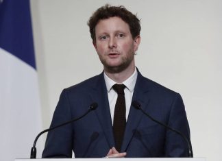 Франция призвала страны-партнеры не признавать вакцины от коронавируса из России и Китая