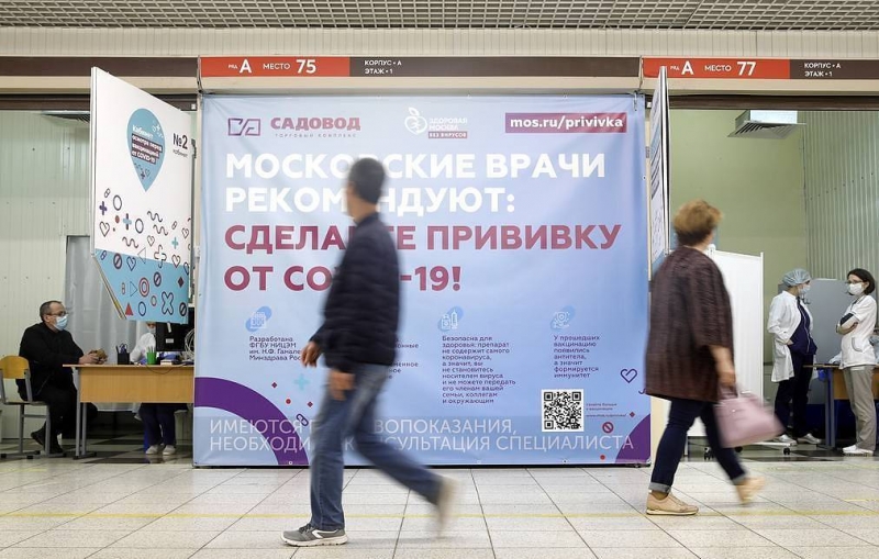 "Известия": Роструд разъяснил порядок отстранения непривитых работников