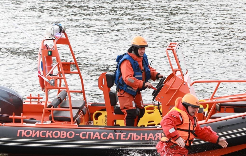 Лодка с людьми врезалась в ограждение в одном из каналов Петербурга
