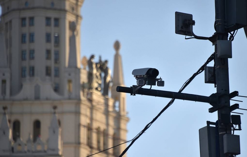 МВД определит места установки камер фиксации использования телефонов за рулем

