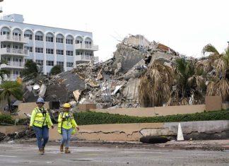 Поисково-спасательную операцию на месте обрушения здания во Флориде завершили