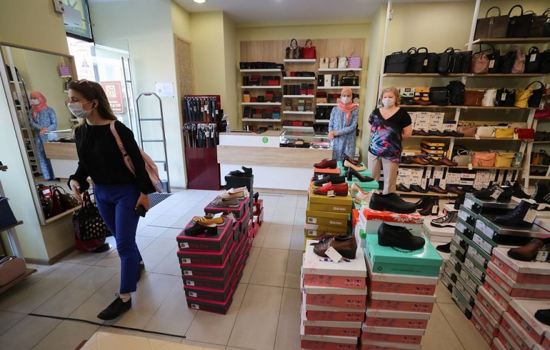 РБК: ретейлеры ожидают рост цен на одежду и обувь в осенне-зимний сезон минимум на 10%