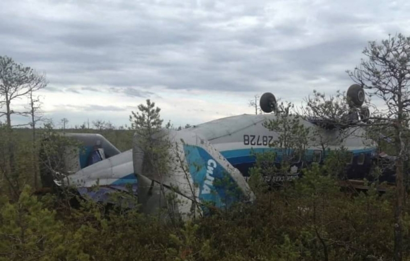 СК изъял образцы топлива самолета Ан-28, совершившего жесткую посадку в Томской области