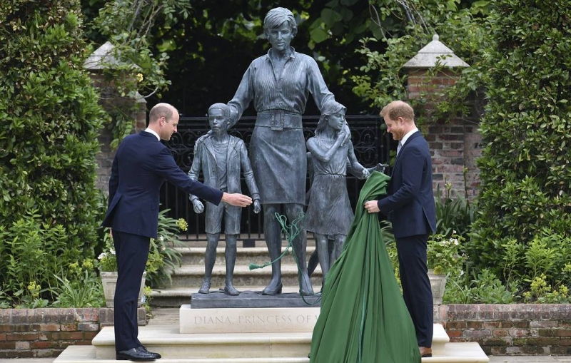 Сыновья принцессы Дианы открыли статую матери в саду Кенсингтонского дворца