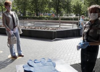 В Москве отменили обязательное ношение перчаток в транспорте и общественных местах