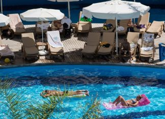 В Турции призвали ужесточить меры против COVID-19 для российских туристов