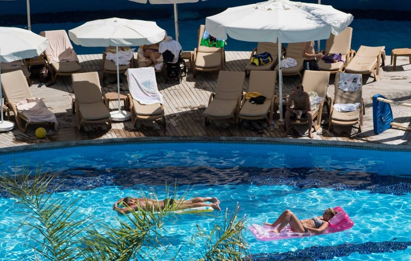 В Турции призвали ужесточить меры против COVID-19 для российских туристов