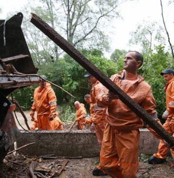Вода начала сходить в подтопленных поселках в Крыму и Севастополе