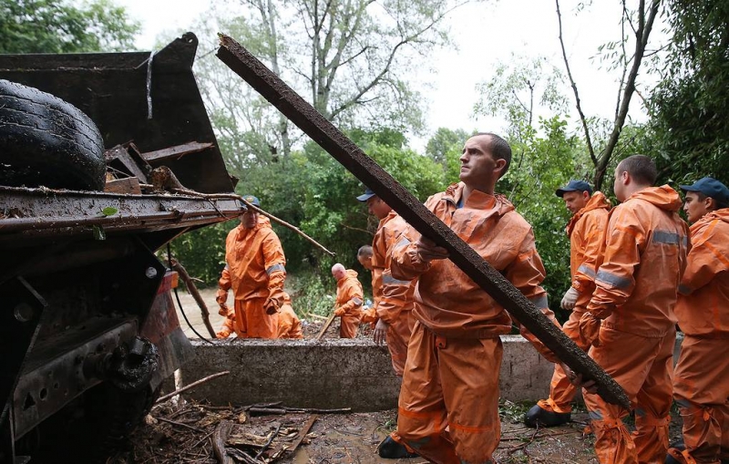 Вода начала сходить в подтопленных поселках в Крыму и Севастополе