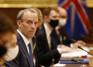 Британский МИД пригрозил санкциями, если талибы не дадут покинуть Афганистан всем желающим