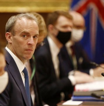 Британский МИД пригрозил санкциями, если талибы не дадут покинуть Афганистан всем желающим