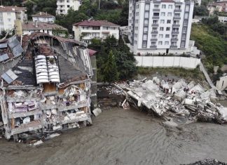 Число погибших в результате наводнений в Турции возросло до 58