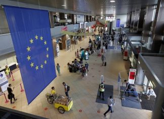 ЕС исключил США из списка стран, куда разрешены необязательные поездки