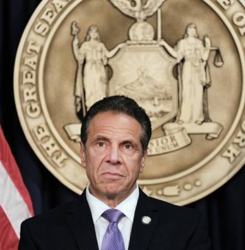 Губернатор Нью-Йорка заявил, что уходит в отставку