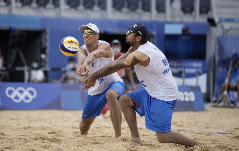Красильников и Стояновский завоевали серебро на олимпийском турнире по пляжному волейболу
