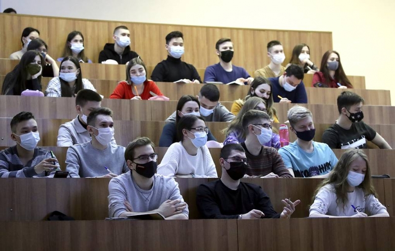 Минобрнауки не требует обязательной вакцинации студентов от коронавируса