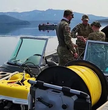 На Камчатке подняли на берег одно из трех найденных тел погибших при крушении вертолета