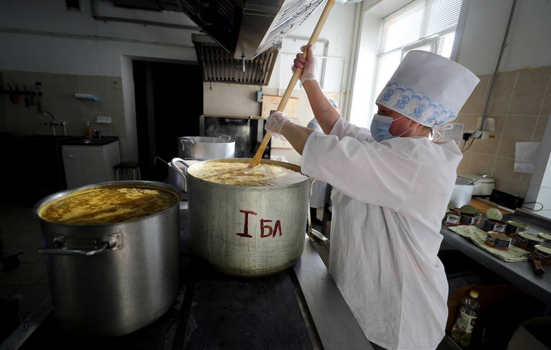 Около 60% опрошенных россиян хотели бы видеть в школьном питании больше полезных продуктов