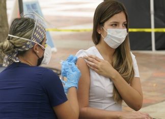 Регулятор США одобрил третью дозу вакцины для лиц с ослабленным иммунитетом