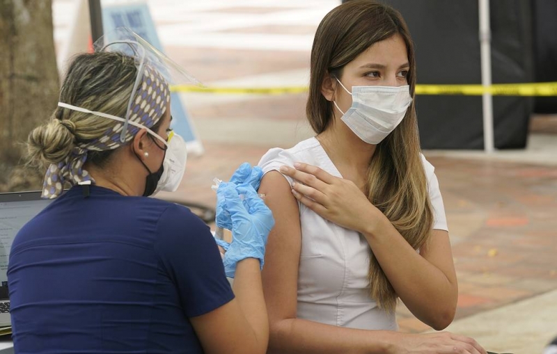 Регулятор США одобрил третью дозу вакцины для лиц с ослабленным иммунитетом