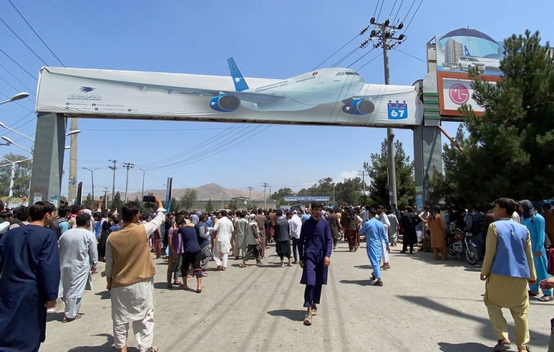 Reuters: в результате давки и стрельбы у аэропорта Кабула погибли 12 человек