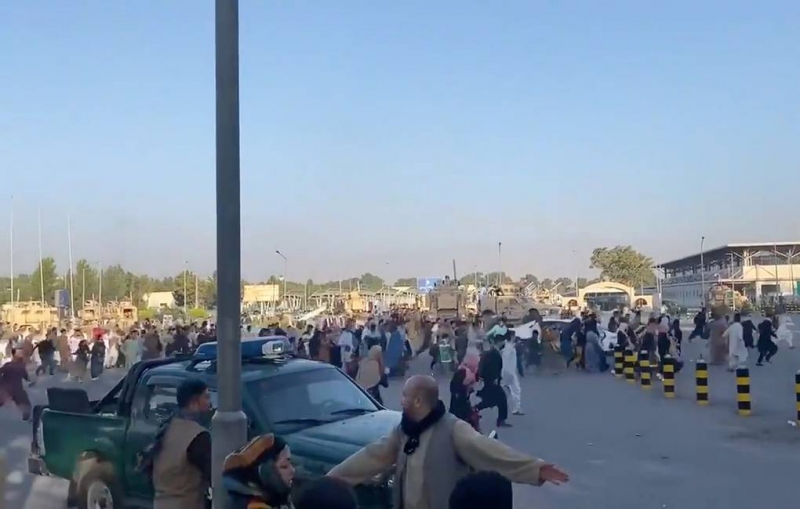 Толпа прорвалась на ВПП аэропорта Кабула

