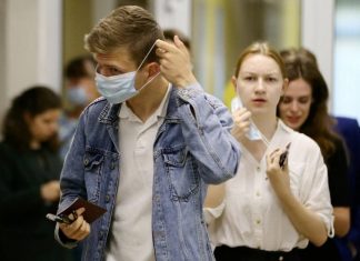 В Минздраве заявили, что школьники находятся в группе риска по тяжелой форме COVID-19