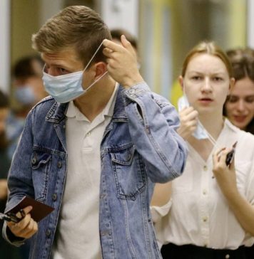 В Минздраве заявили, что школьники находятся в группе риска по тяжелой форме COVID-19