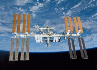 В Роскосмосе назвали причину переноса коррекции орбиты МКС