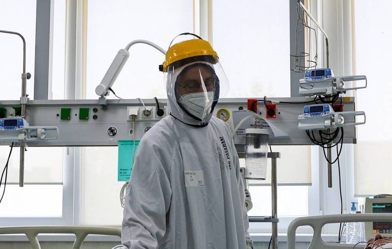 В России число смертей из-за коронавируса за сутки превышает 800 четвертый день подряд