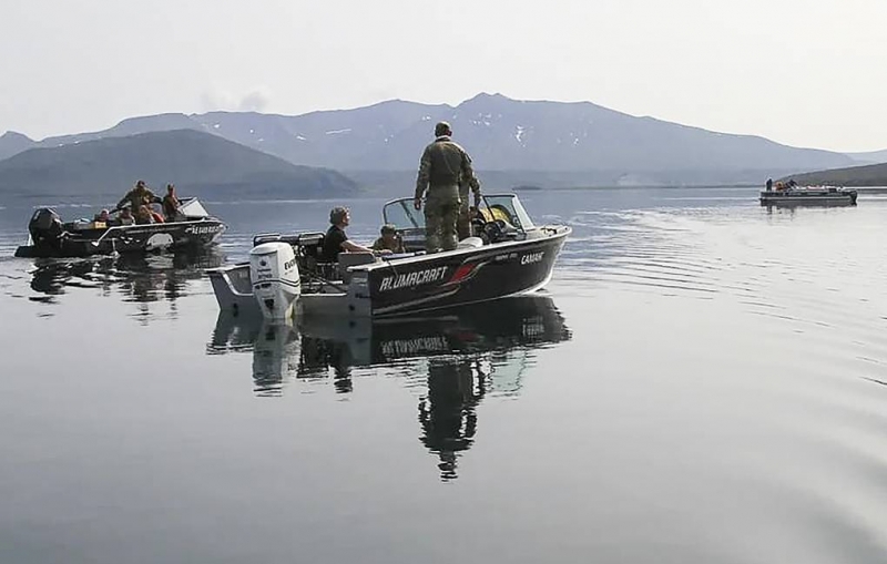 Вертолет Ми-8, потерпевший крушение на Камчатке, подняли со дна Курильского озера

