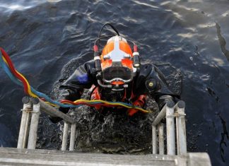 Водолазы приступили к подъему тел, оставшихся на месте крушения Ми-8 на Камчатке