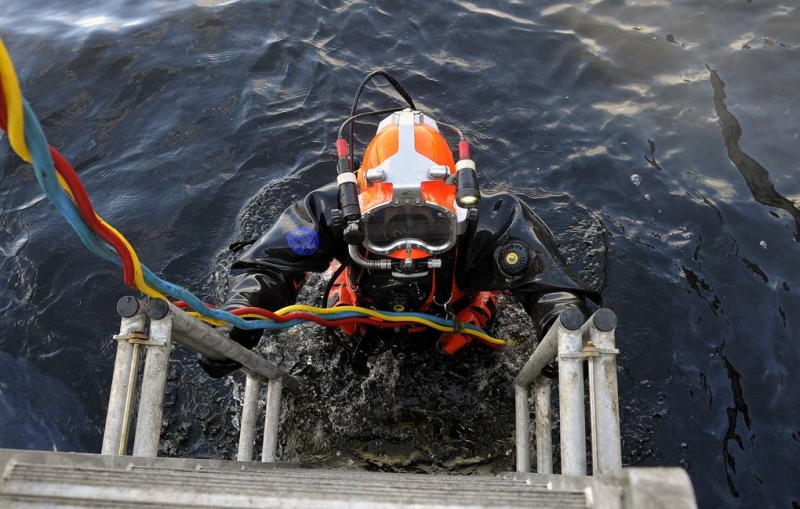 Водолазы приступили к подъему тел, оставшихся на месте крушения Ми-8 на Камчатке