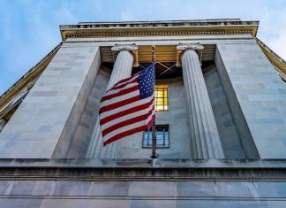 Двух американцев обвинили в передаче штабу Трампа средств от россиянина в 2016 году