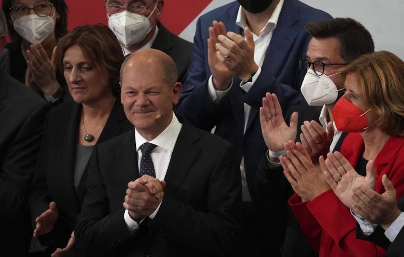 Экзитпол: социал-демократы оторвались от ХДС/ХСС на выборах в Бундестаг

