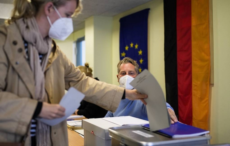 Экзитполы в ФРГ дают равные шансы на победу СДПГ и ХДС/ХСС