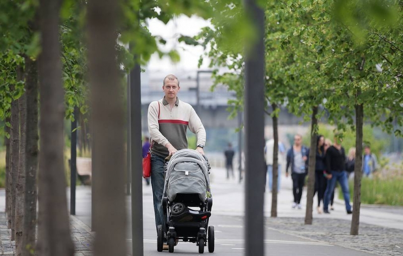 "Известия": с 2022 года отцы детей от суррогатных матерей смогут получать маткапитал

