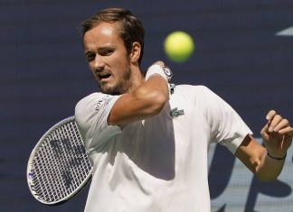 Медведев в третий раз подряд вышел в полуфинал US Open