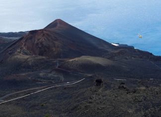 На Канарских островах началось извержение вулкана