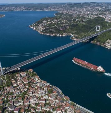 Российский сухогруз столкнулся с турецким судном в Босфоре