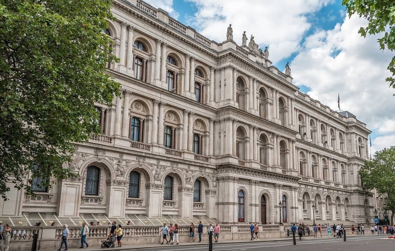 Советника-посланника посольства России в Великобритании вызвали в МИД королевства

