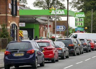В Британии приостановят действие антимонопольного закона, чтобы наладить поставки бензина