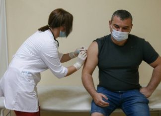 В РФ начались исследования возможности одновременного применения вакцин от ковида и гриппа