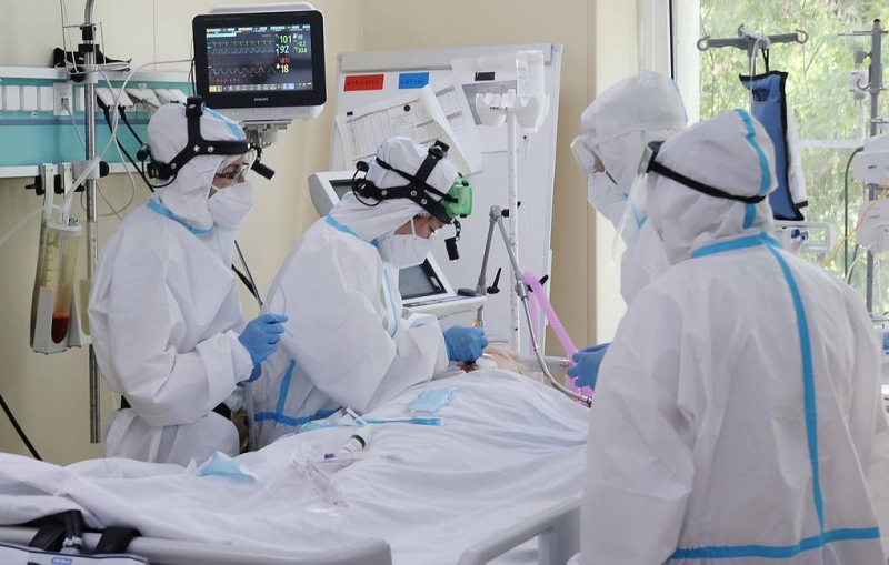 В России пять дней подряд регистрируют более 800 смертей из-за коронавируса в сутки