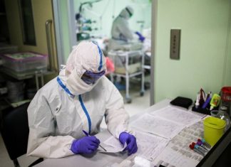 В России за сутки выявили 23 888 случаев заражения коронавирусом. Это максимум с 25 июля