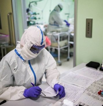 В России за сутки выявили 23 888 случаев заражения коронавирусом. Это максимум с 25 июля