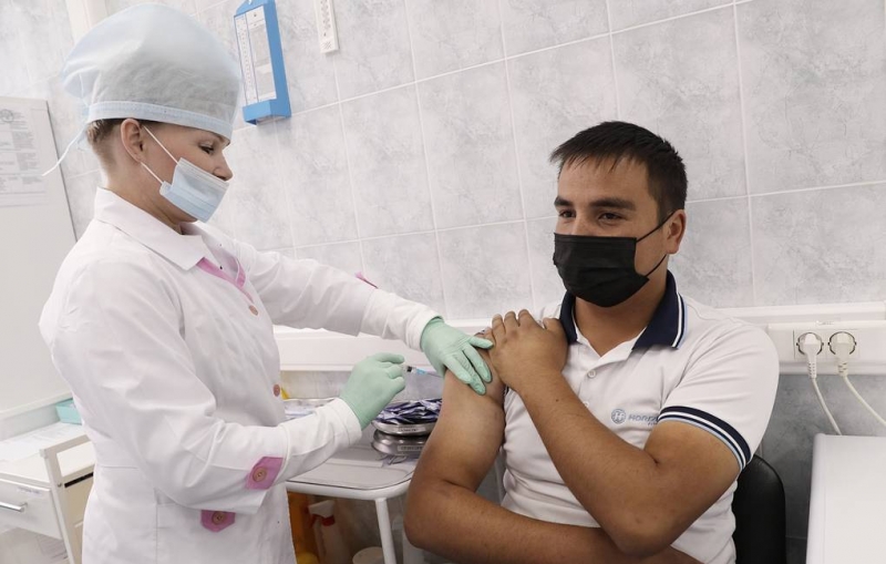 Власти Москвы назначат стимулирующие выплаты медикам за проведение вакцинации

