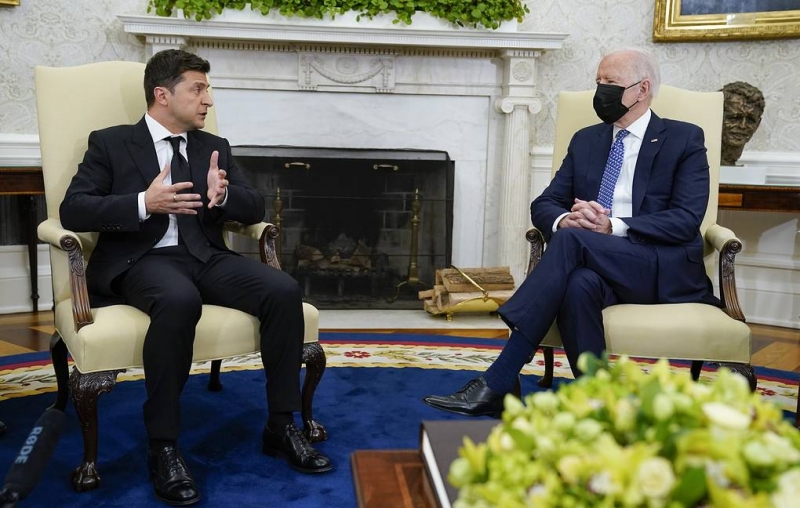 Зеленский попросил у Байдена помощи в освобождении 450 "пленных украинцев"