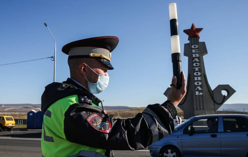 Более 200 автомобилей не пустили в Севастополь в первый день работы блокпостов


